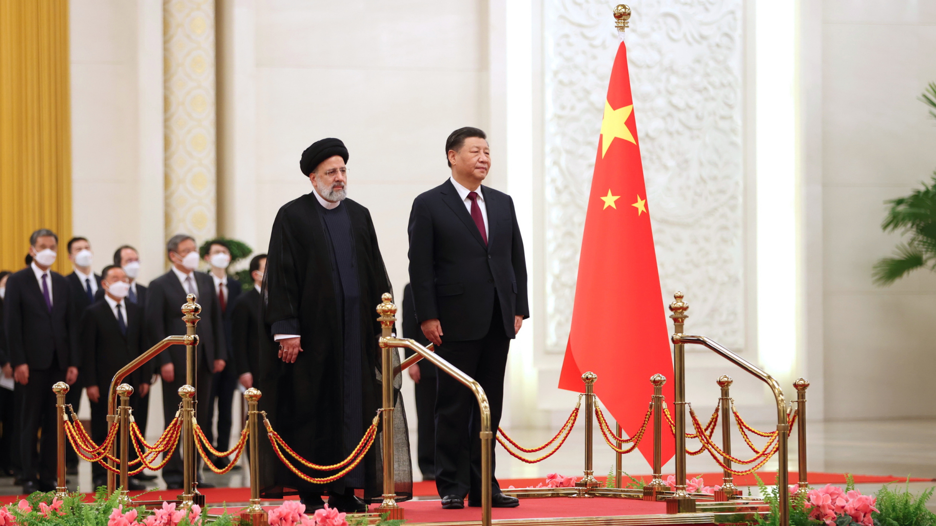 Xi Jinping (rechts), Präsident von China, empfängt Ebrahim Raisi, Präsident vom Iran. | dpa