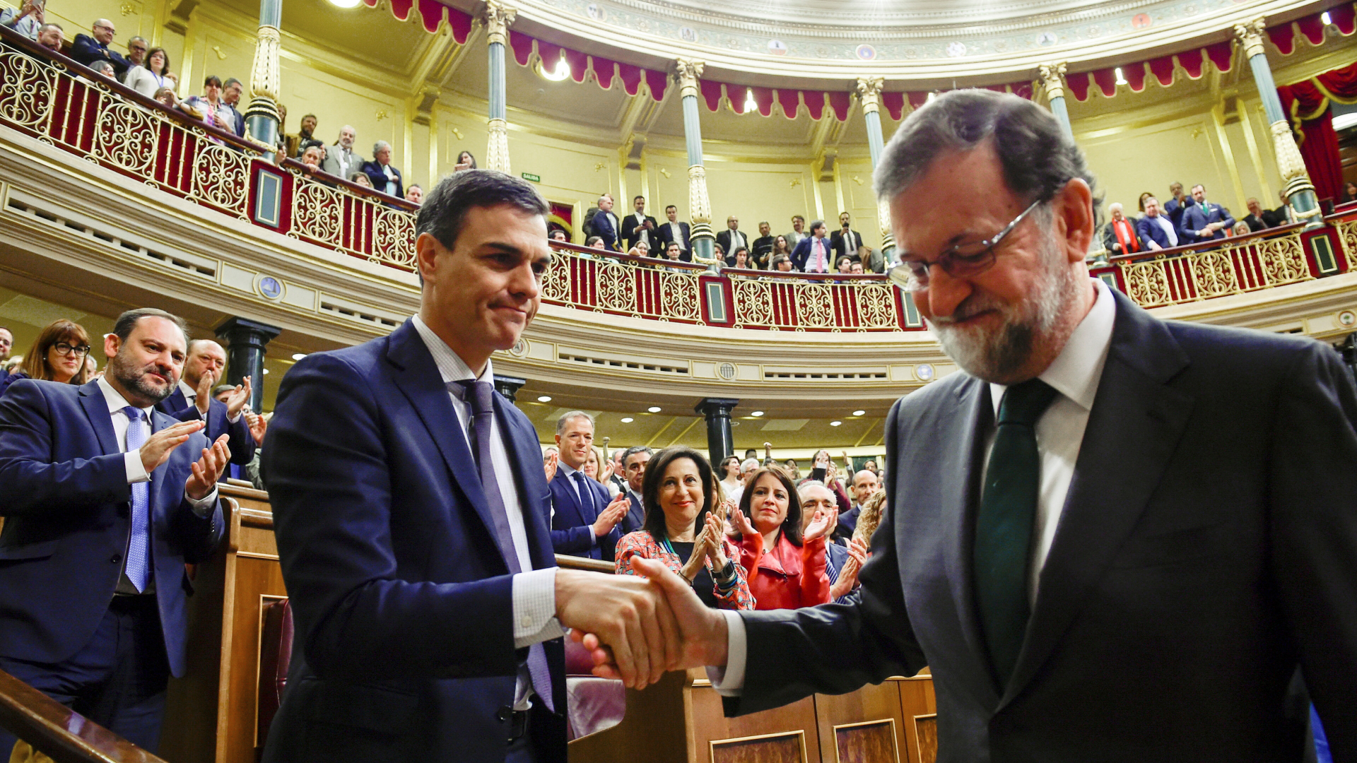 Sanchez und Rajoy nach dem Misstrauensantrag im spanischen Parlament