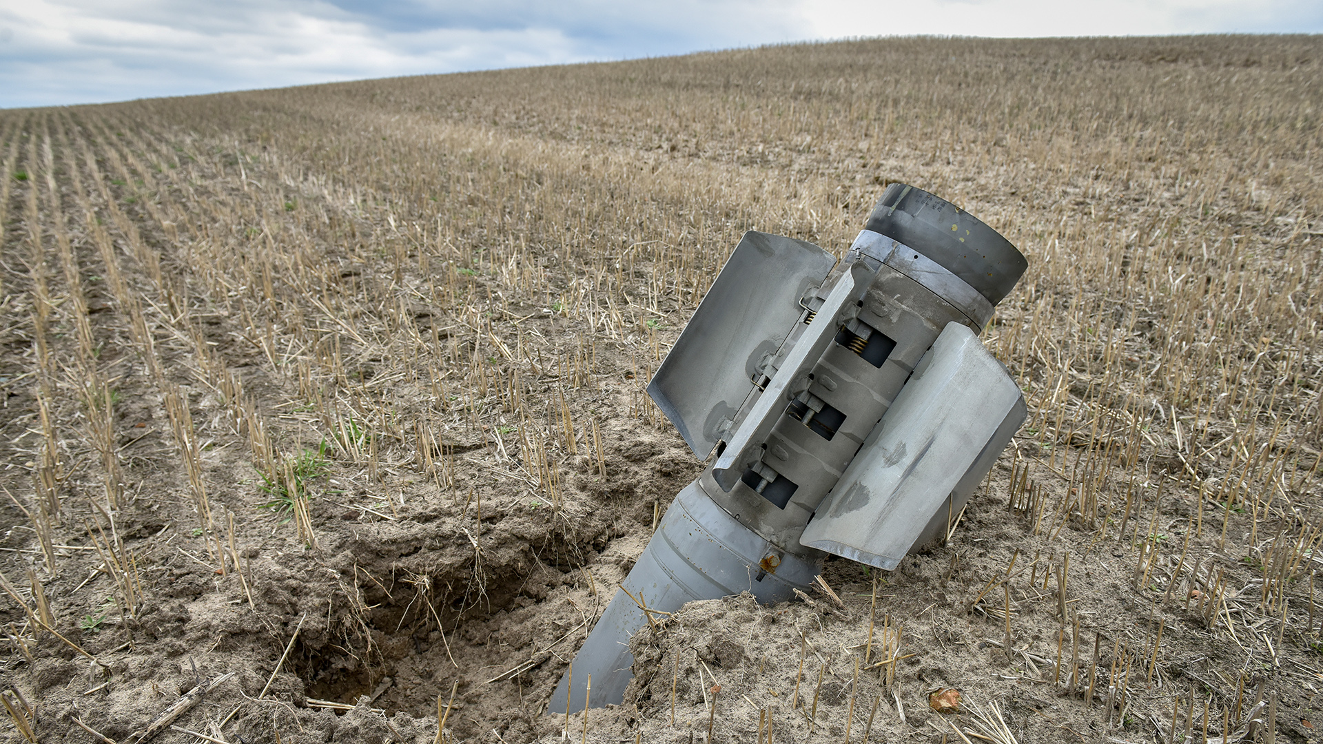 Trümmer einer Rakete auf einem Feld in der Nähe von Kiew, Ukraine. | EPA