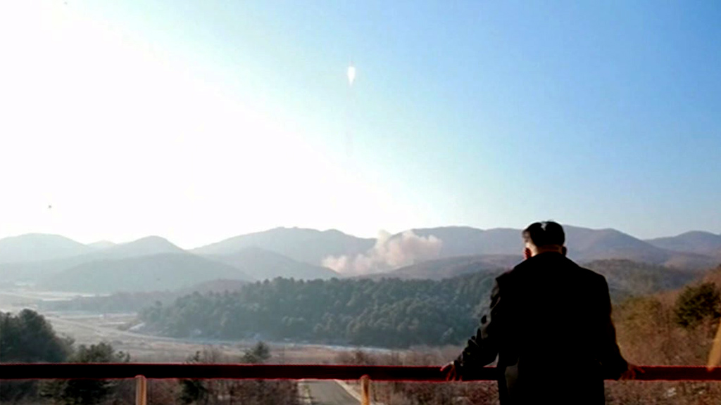 Kim Jong Un verfolgt den Start einer Langstreckenrakete | null