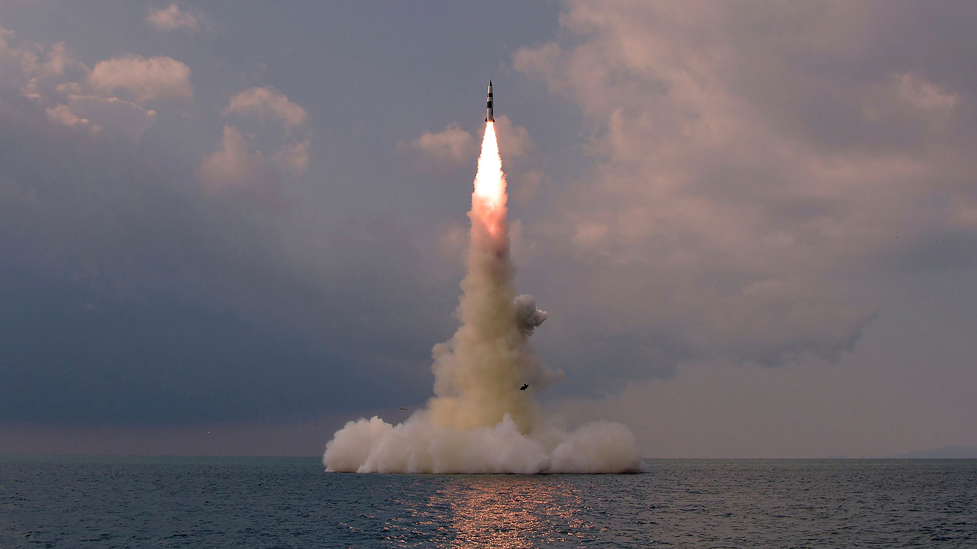 Eine ballistische Rakete, die in Nordkorea von einem U-Boot aus gestartet wird. | --/KCNA via KNS via AP/dpa