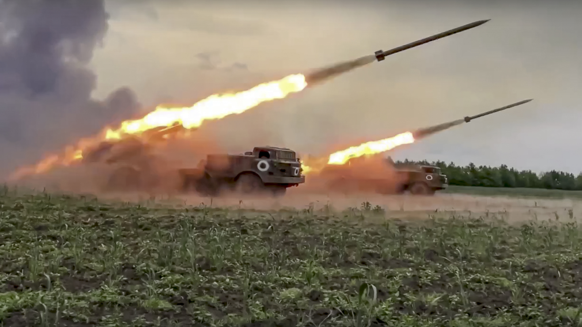 Uragan-Mehrfachraketenwerfer des russischen Militärs feuern Raketen auf ukrainische Truppen an einem ungenannten Ort. | dpa