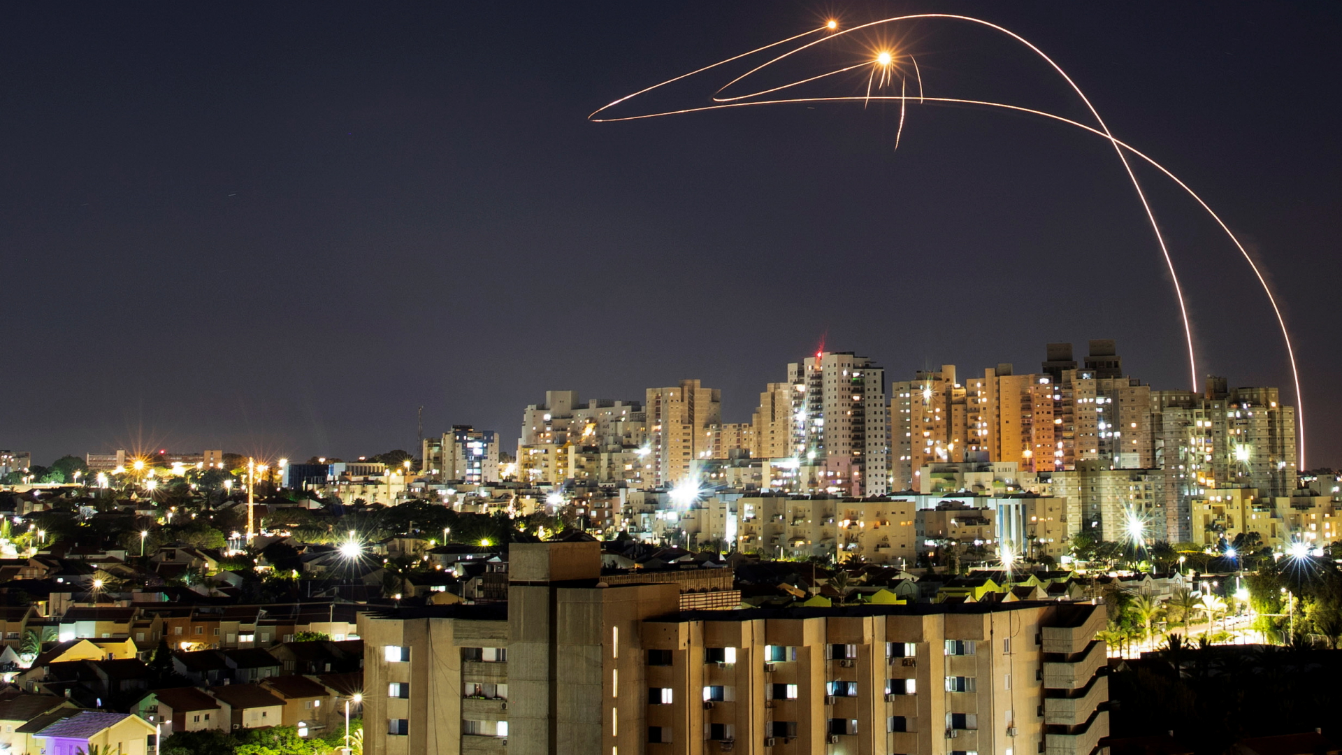 Raketen sind im schwarzen Himmel über der israelischen Stadt Aschkelon zu sehen. | REUTERS