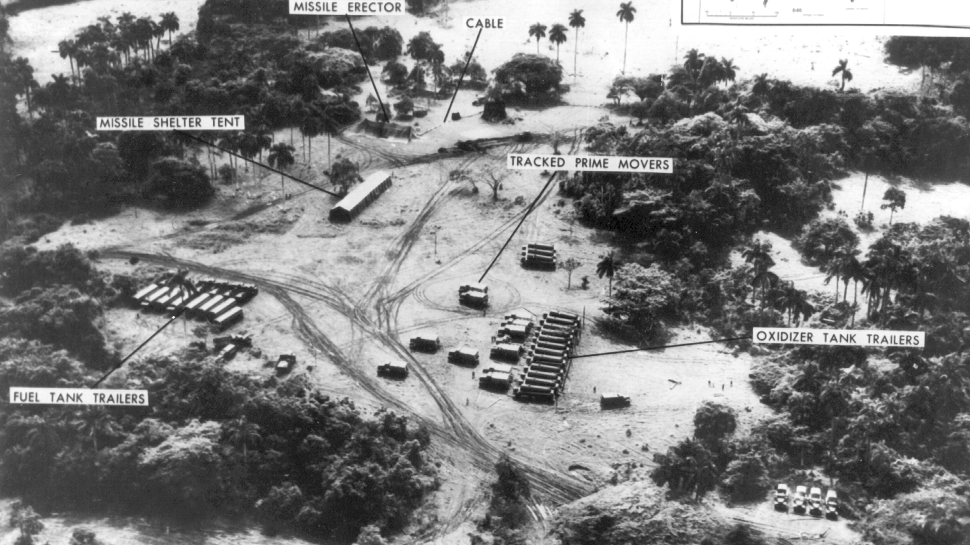 Eine Luftaufnahme zeigt sowjetische Raketenabschussrampen, Raketentranporter und Tanklager auf Kuba im Oktober 1962. | picture alliance / dpa
