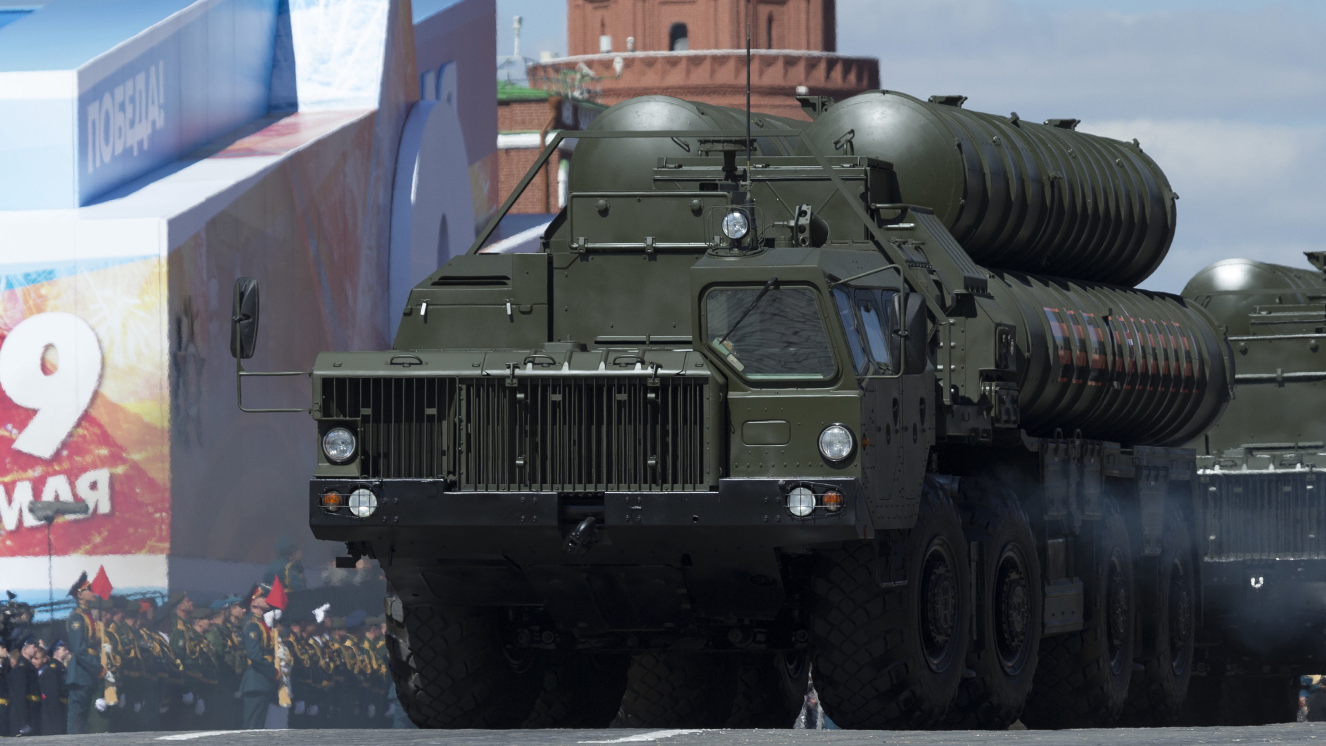 Ein Raketensystem des Typs "S-400 Triumph" fährt auf dem Roten Platz in Moskau  | dpa