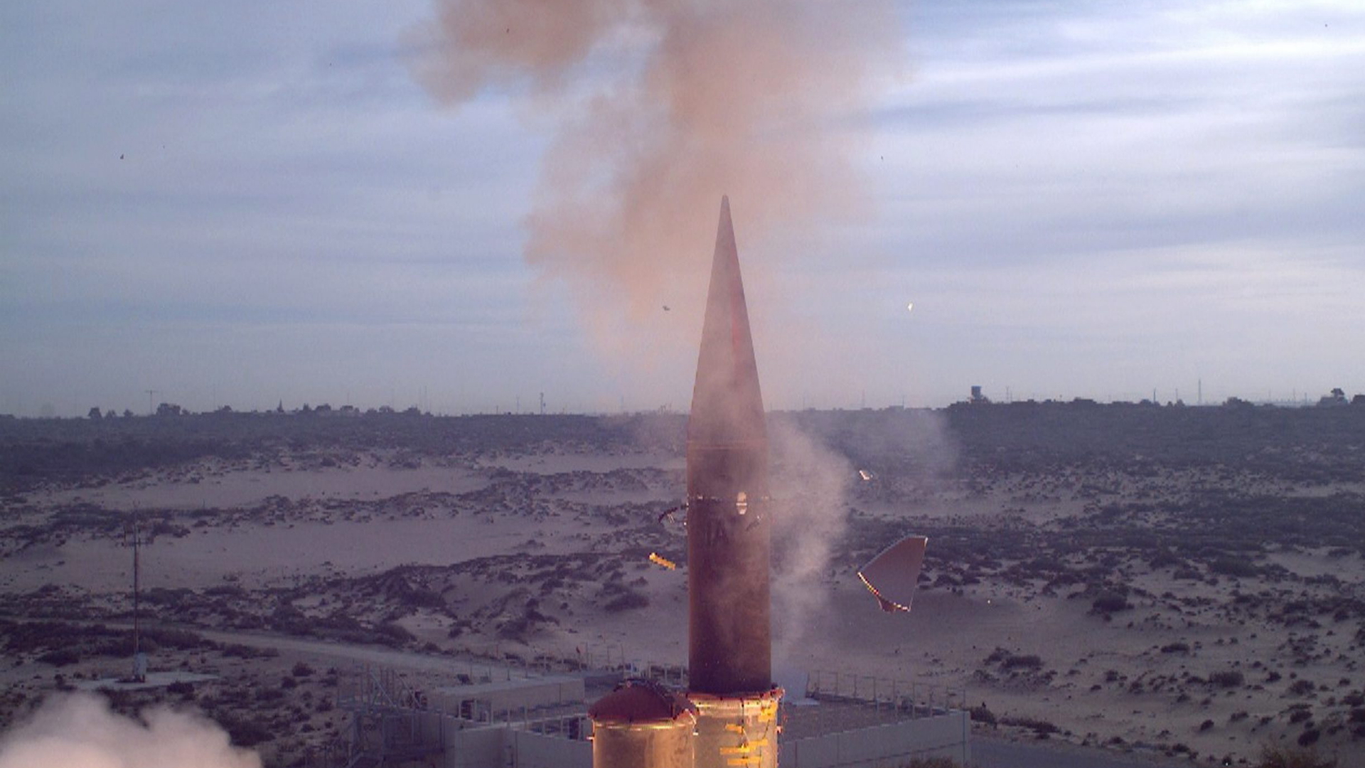 Ein vom israelischen Verteidigungsministerium im Januar 2014 zur Verfügung gestelltes Foto zeigt eine "Arrow-3"-Abfangrakete, die von einem israelischen Militärstützpunkt an einem ungenannten Ort an der Mittelmeerküste startet. | dpa