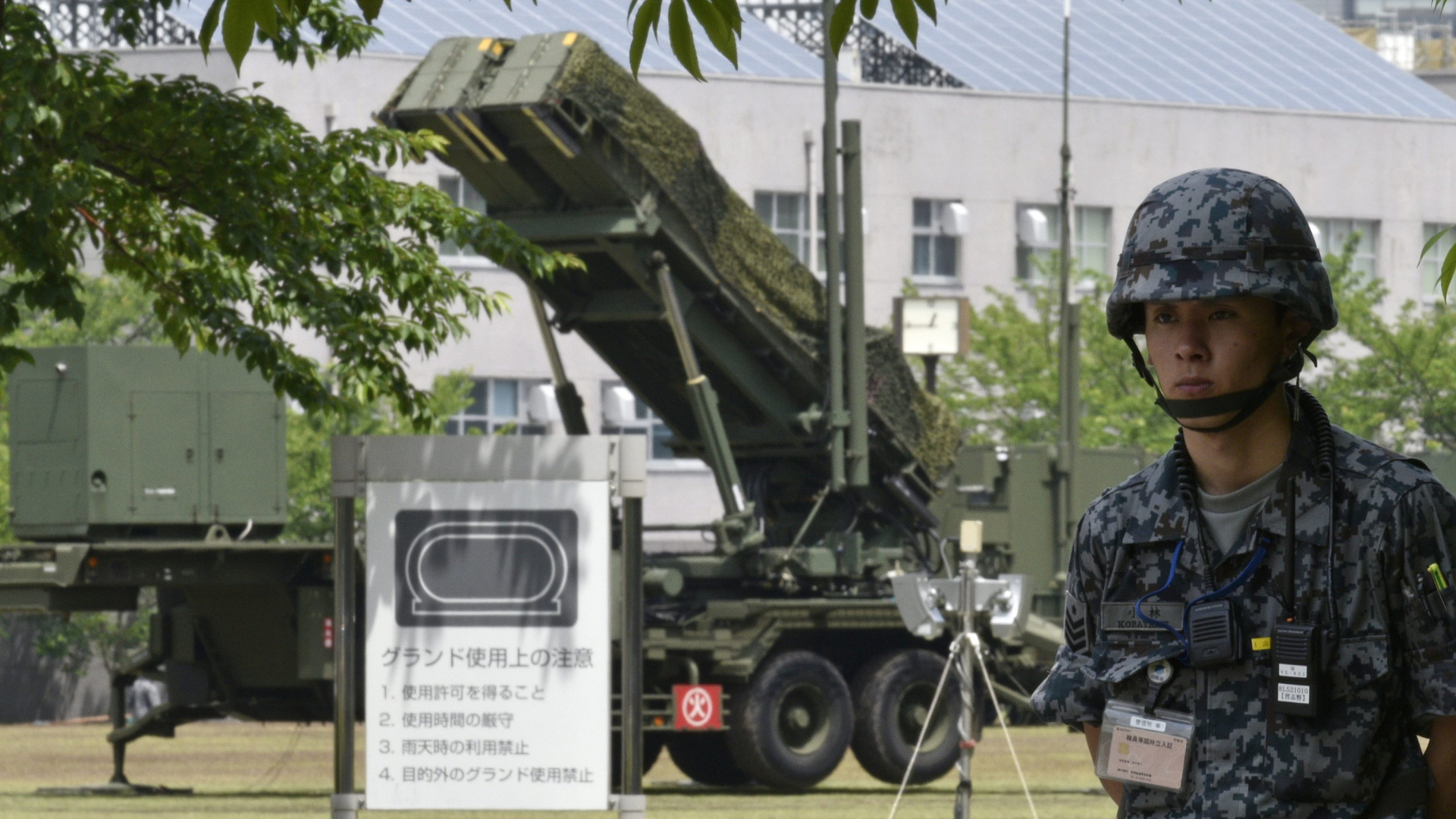 Ein Soldat bewacht einen Raketenwerfer des Patriot Advanced Capability (PAC-3) Systems der japanischen Armee. | dpa