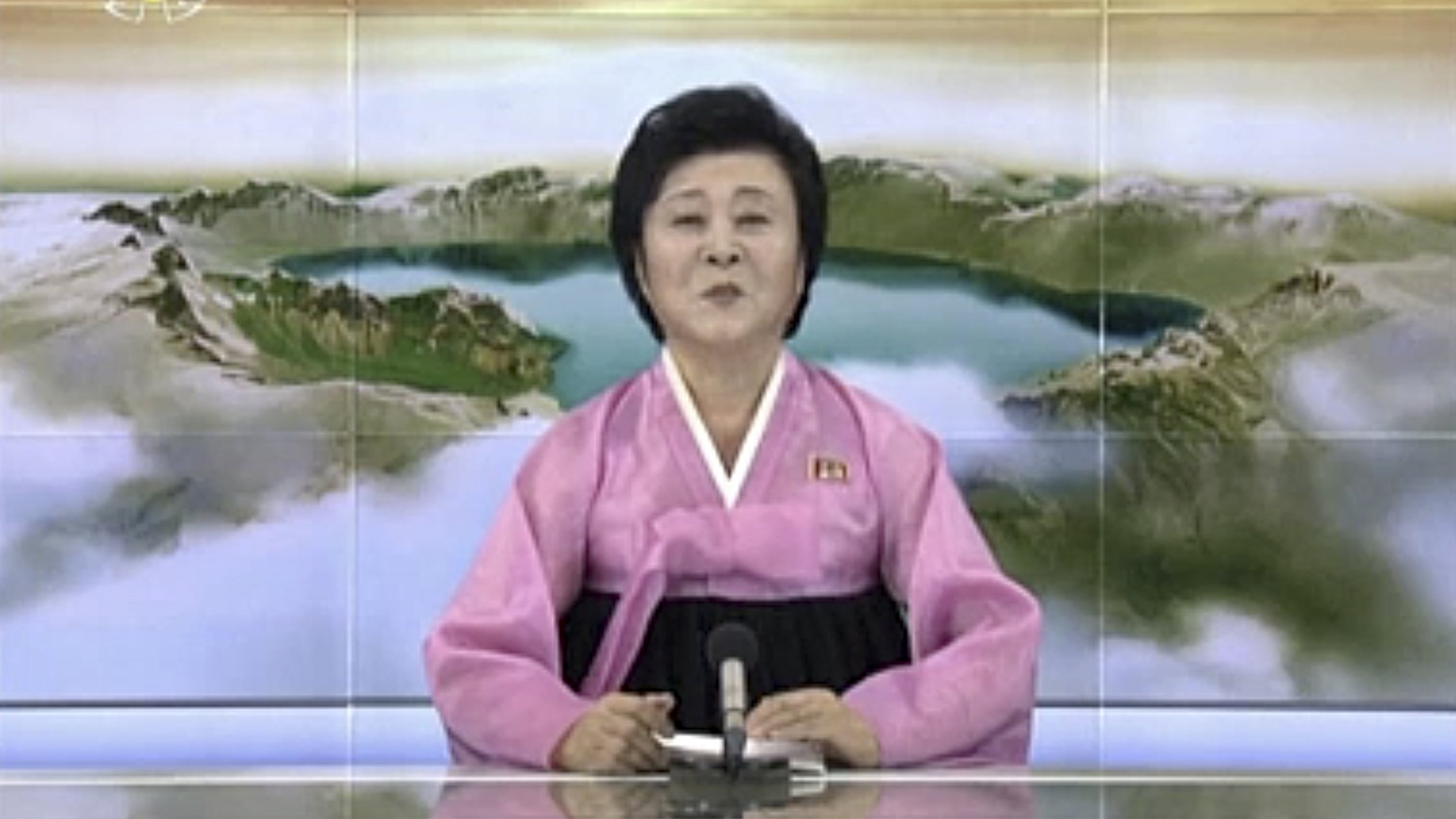 Die Nachrichtensprecherin im nordkoreanischen Fernsehen verkündet den Abschuss der Rakete. | AP