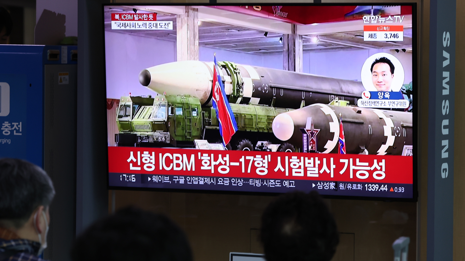 Menschen verfolgen am Bahnhof von Seoul einen Fernsehbericht über den Start einer mutmaßlichen ballistischen Interkontinentalrakete durch Nordkorea.  | dpa