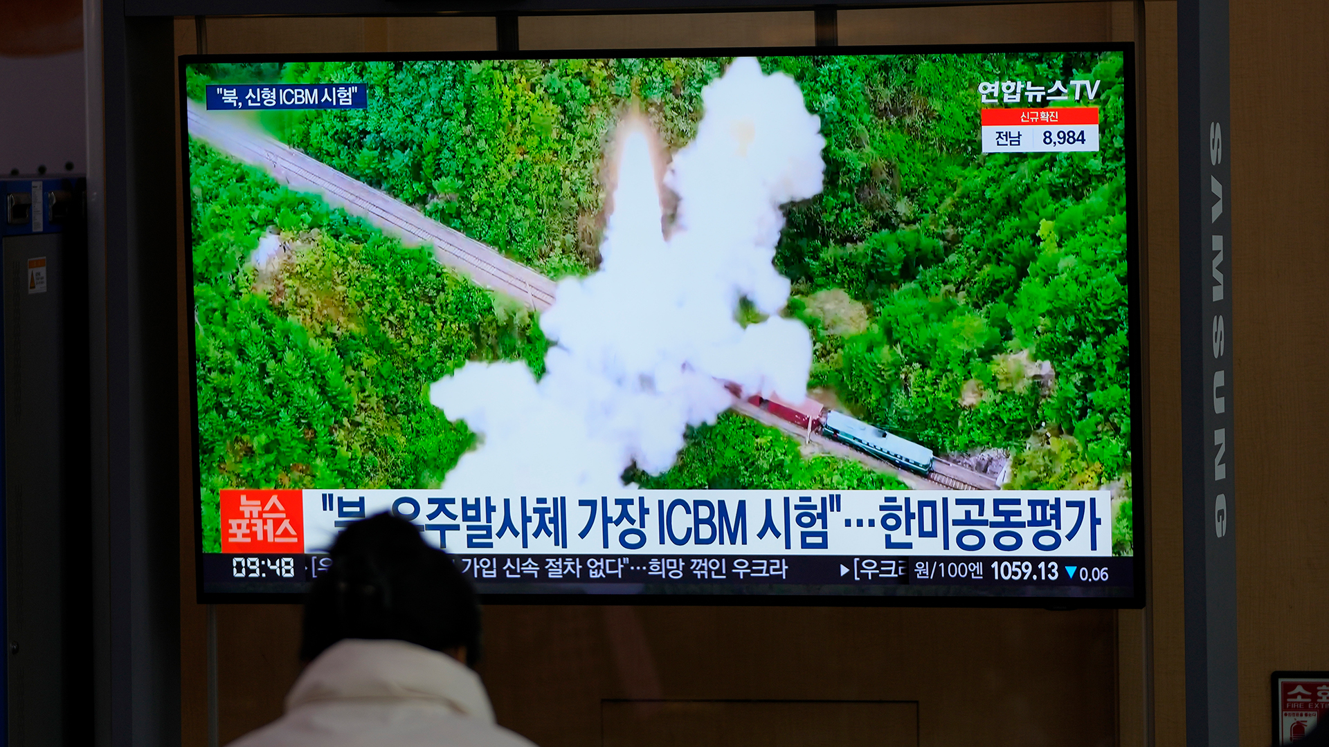 Eine Frau betrachtet einen Fernsehbildschirm in einem Bahnhof, auf dem eine Nachrichtensendung über Nordkoreas Raketen gezeigt wird. | dpa