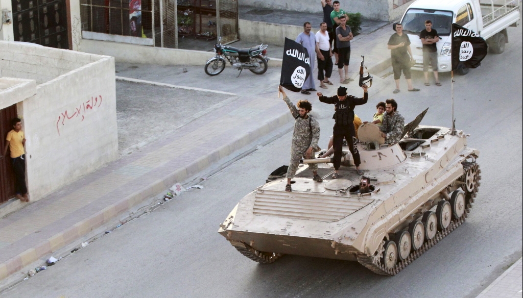 IS-Kämpfer fahren mit Panzer durch Rakka