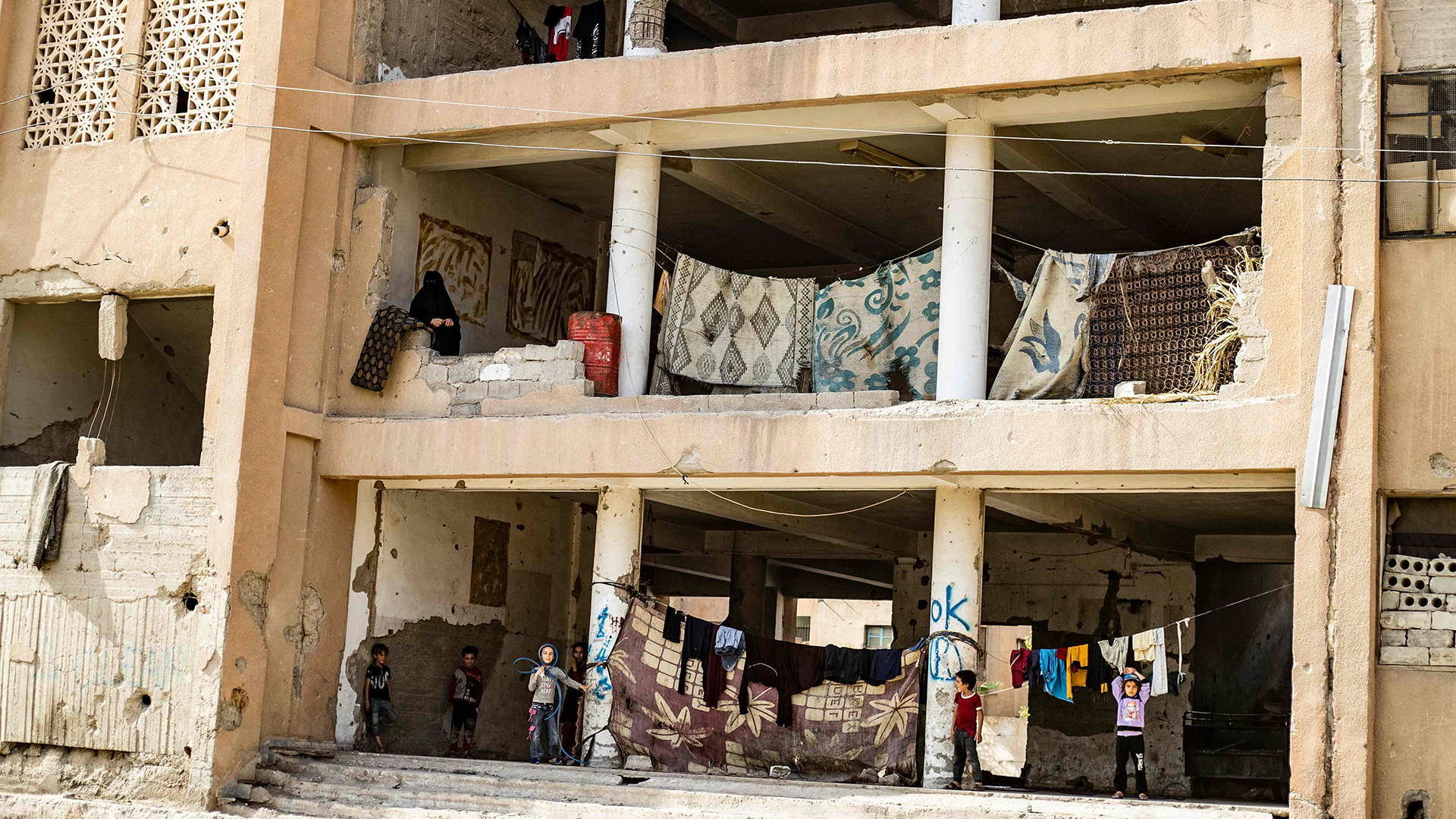 Blick auf ein beschädigtes Gebäude, in dem syrische Binnenvertriebene aus Deir Ezzor in der nord-syrischen Stadt Rakka untergebracht sind. | AFP