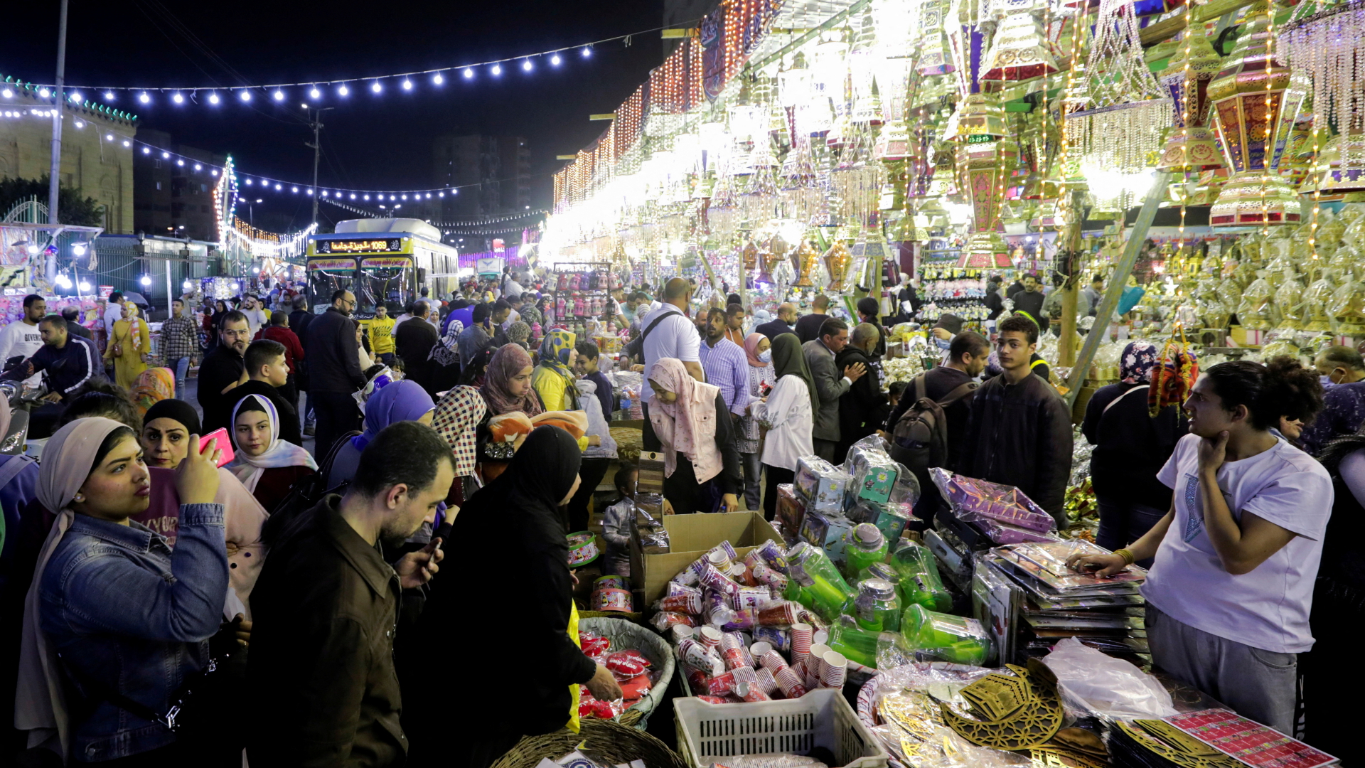 Ein Stand in Kairo bietet traditionelle Fanous-Lampen an. | REUTERS