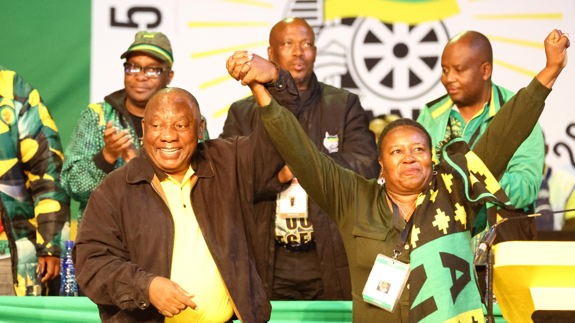 Cyril Ramaphosa jubelt nach seiner Wiederwahl zum ANC-Vorsitzenden | REUTERS