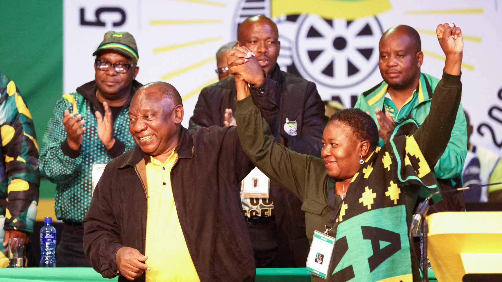 Cyril Ramaphosa jubelt nach seiner Wiederwahl zum ANC-Vorsitzenden | REUTERS