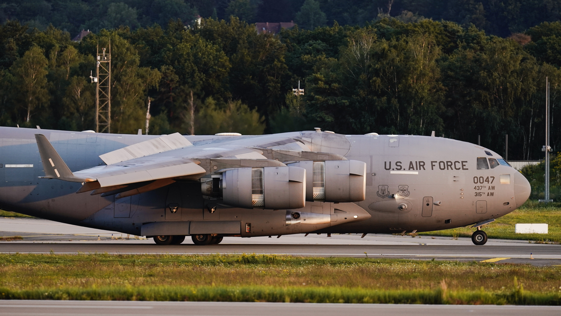 Ein Flugzeug mit aus Afghanistan ausgeflogenen Menschen an Bord nach der Landung auf der US-Luftwaffenbasis Ramstein. | dpa
