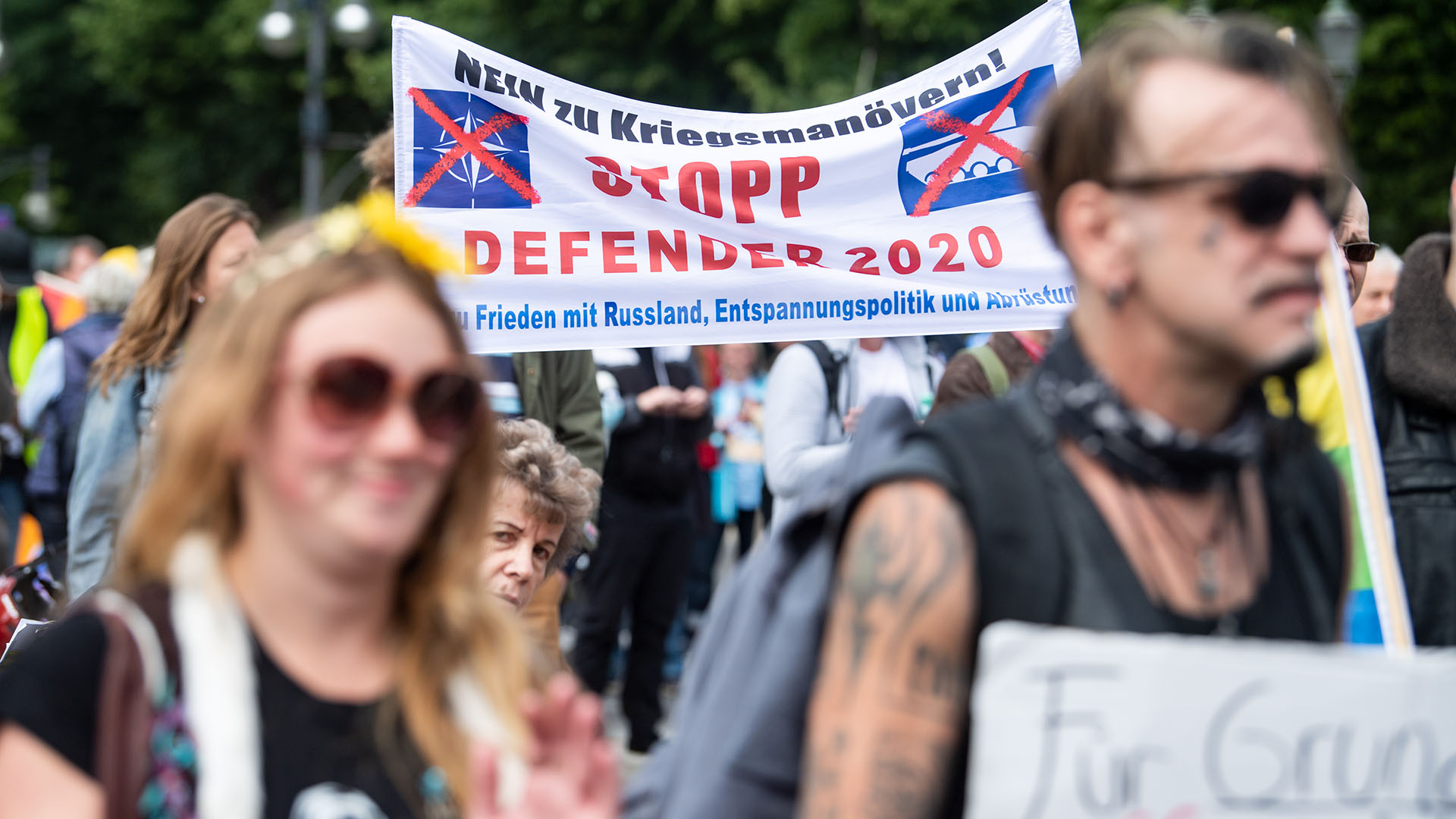 Teilnehmer einer Demonstration gegen die Stationierung von US-Atomwaffen in Ramstein. | picture alliance/dpa