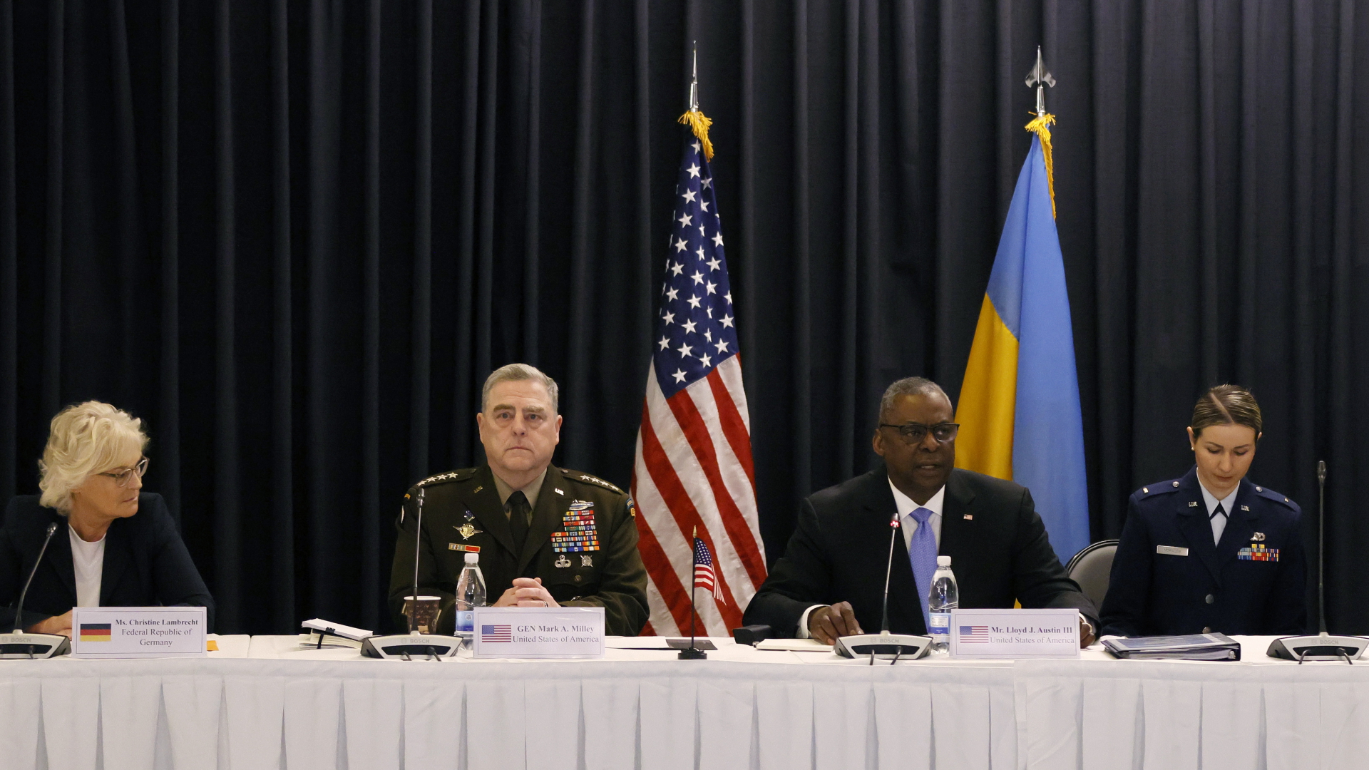 Verteidigungsministerin Christine Lambrecht sitzt während einer Konferenz auf der US-Basis in Ramstein neben US-General Mark und US-Verteidigungsminister Lloyd J. Austin (von links). | EPA