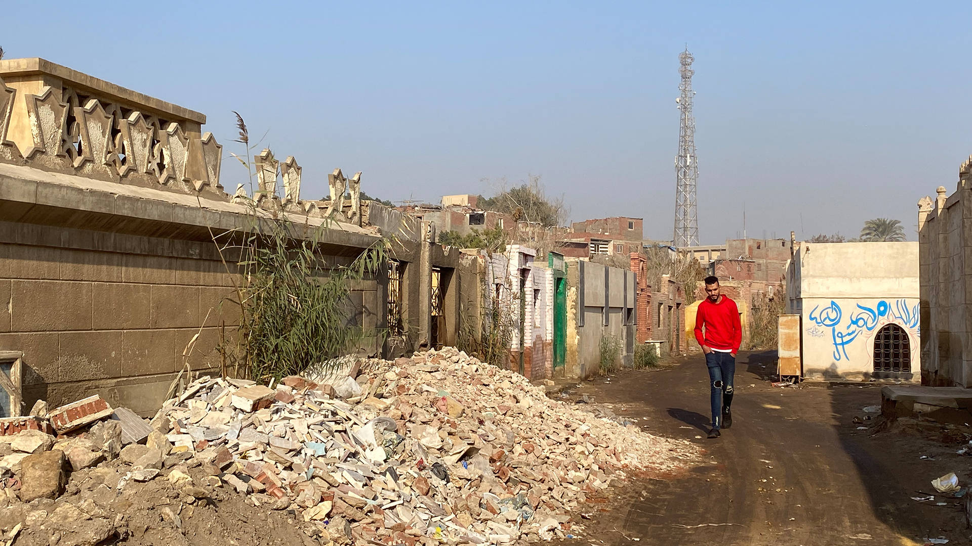 Ramy unterwegs zwischen den Gräbern der Totenstadt. | Anne Allmeling, ARD-Studio Kairo