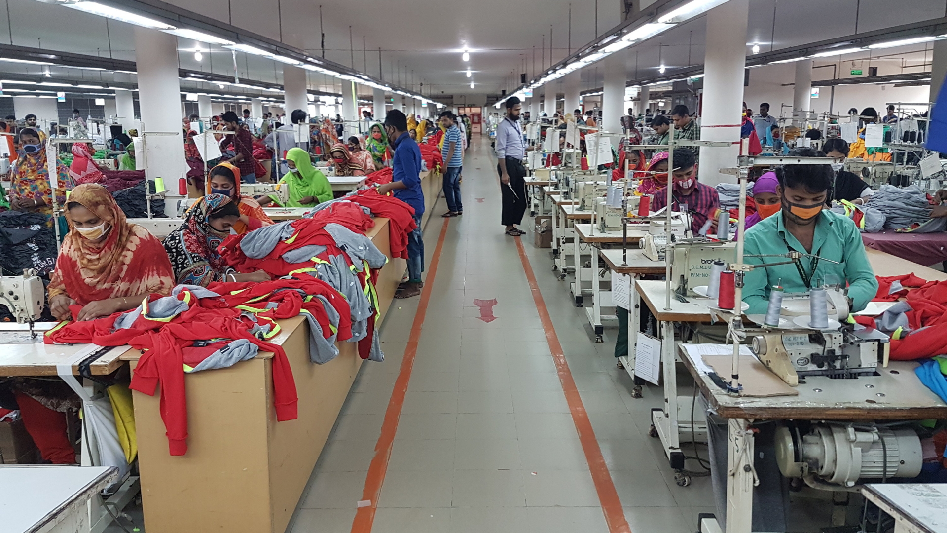 Blick in die Textilfabrik One Composite Mills in Bangladesch | dpa