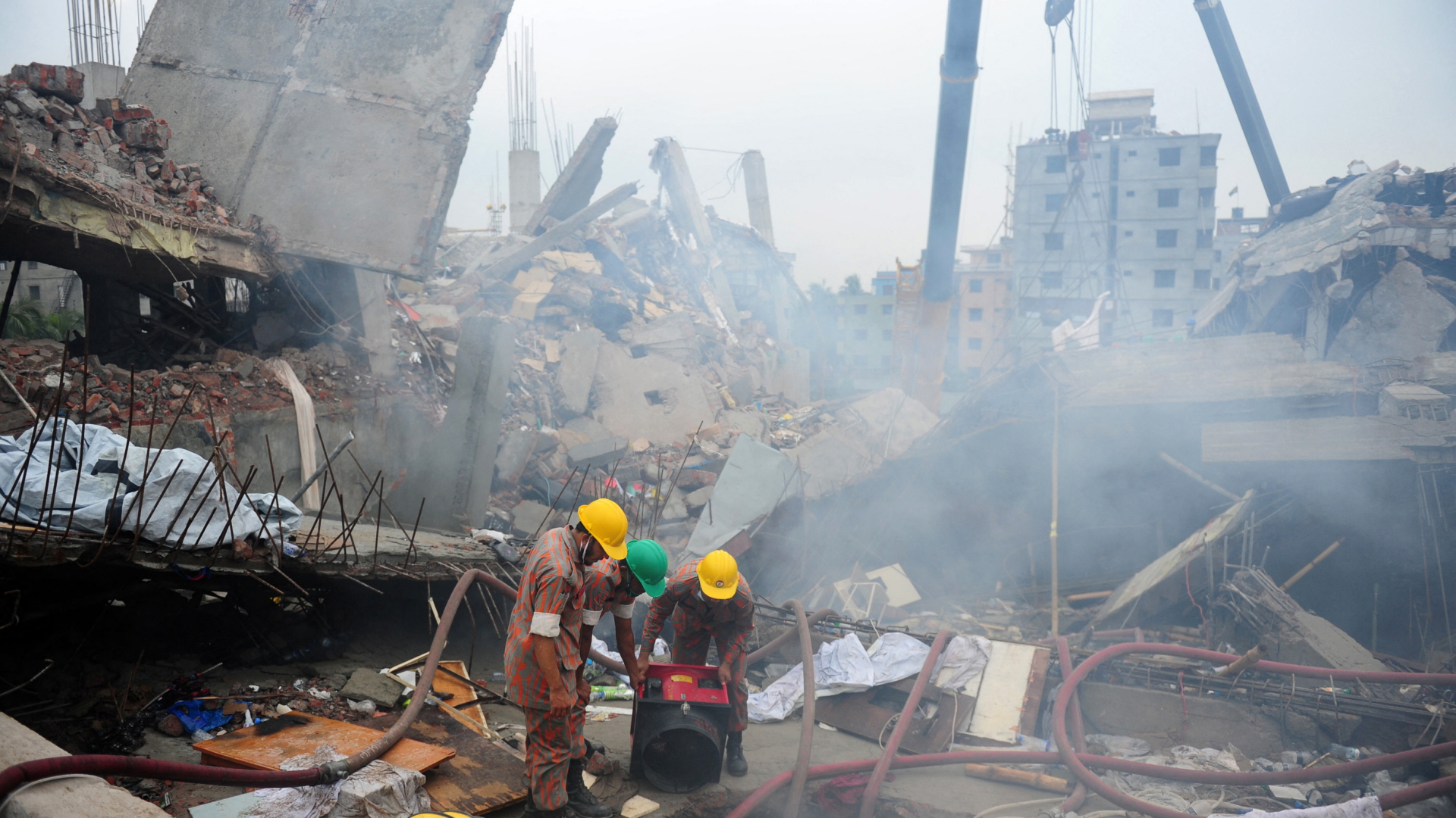 Rettungsarbeiten im April 2013 am der eingestürzten Rana Plaza Fabrik in Dhaka | AFP