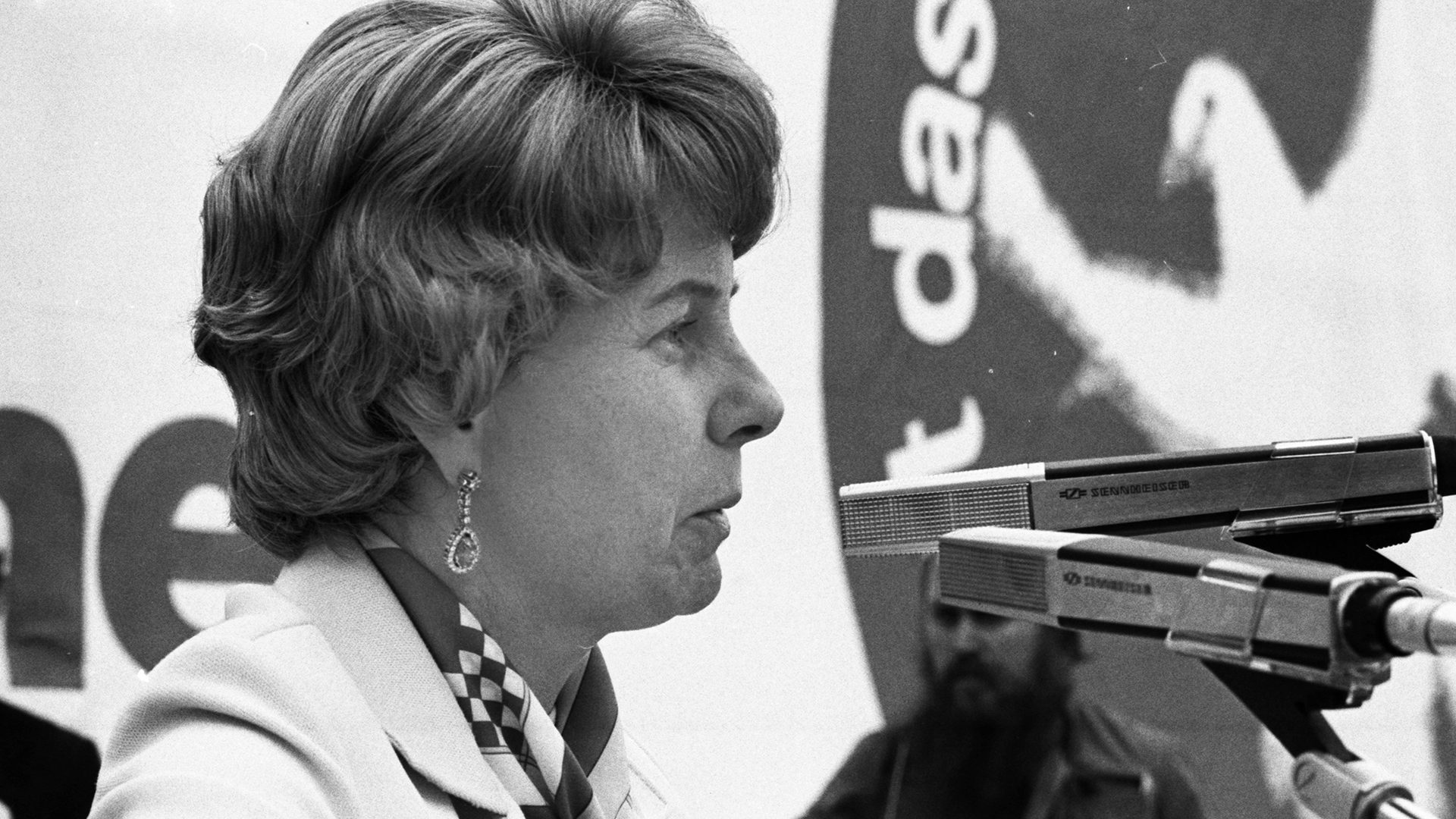 Uta Ranke-Heinemann spricht im Mai 1976 bei einer Demonstration für Abrüstung. | imago/Klaus Rose