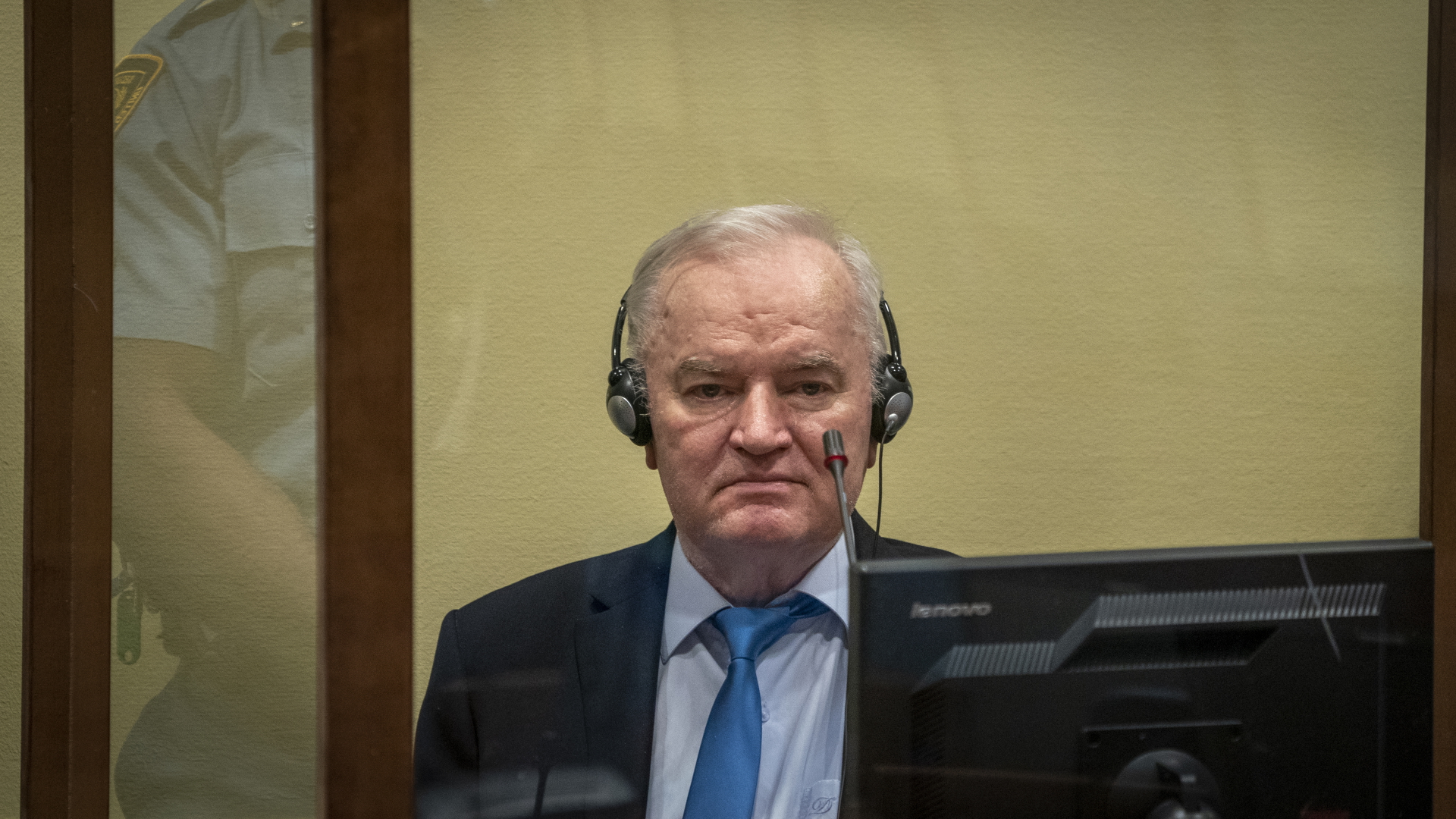 Ratko Mladic sitzt hinter einer Glasscheibe im Gerichtssaal.  | dpa