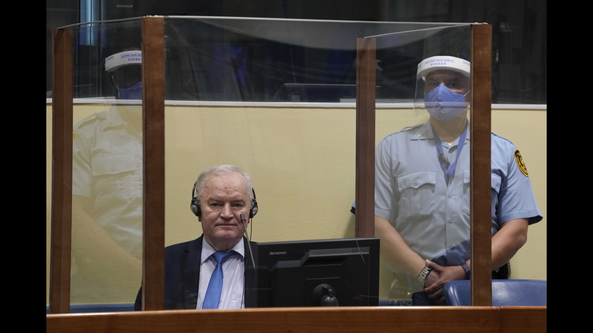 Ratko Mladic sitzt hinter einer Glasscheibe im Gerichtssaal.  | EPA