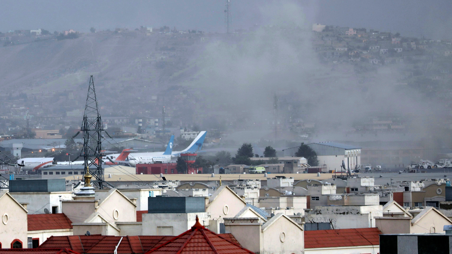 Rauch steigt von der Explosion vor dem Flughafen in Kabul auf.