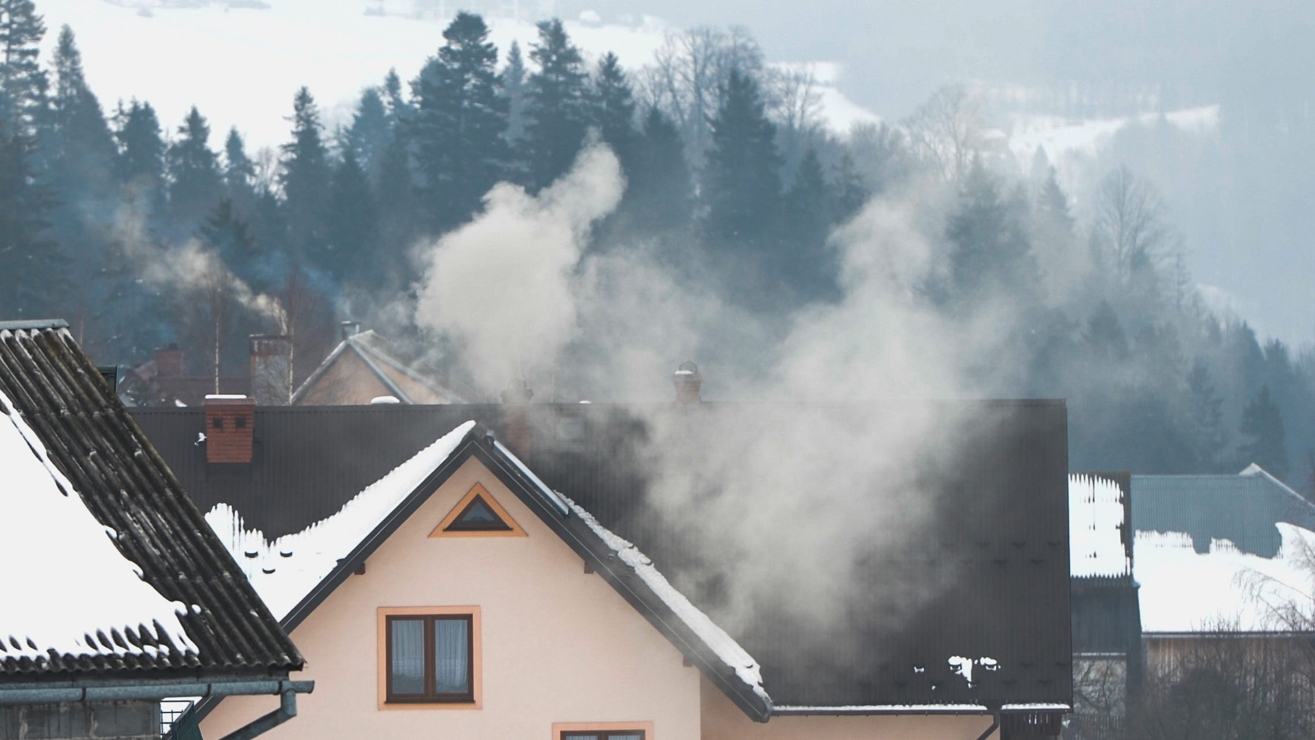 Aus dem Schornstein eines Hauses in Nowy Targ (Polen) steigt schmutziger Rauch auf. | picture alliance / NurPhoto