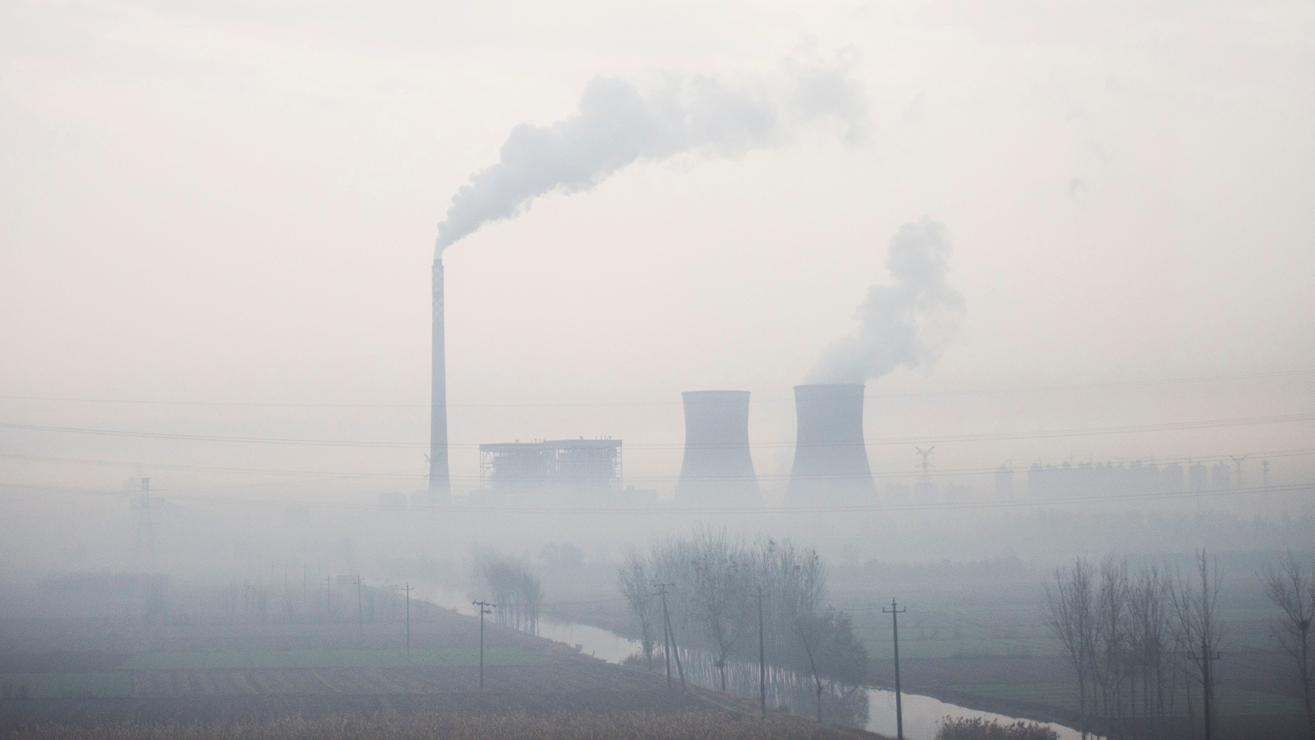 Rauch steigt aus einem Kraftwerk in der nordchinesischen Provinz Hebei. | AFP