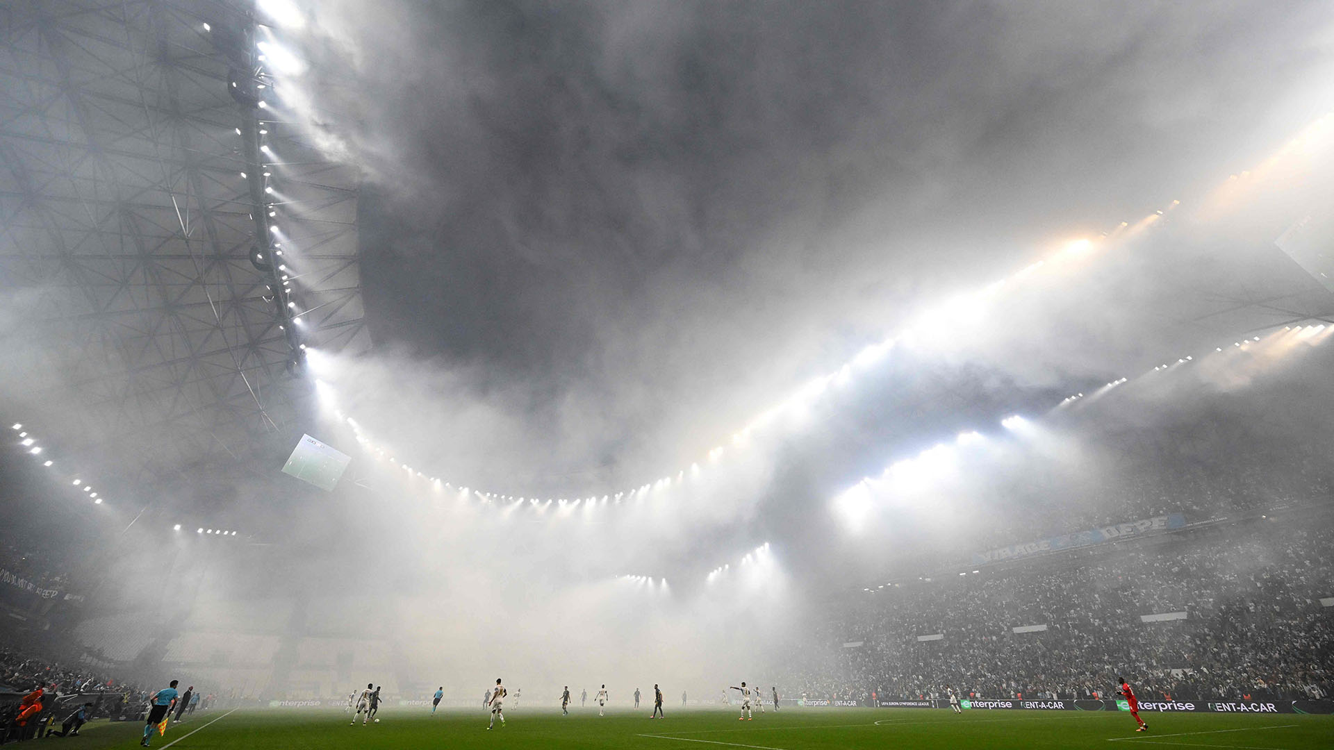 Rauch in einem Fußball-Stadion | AFP