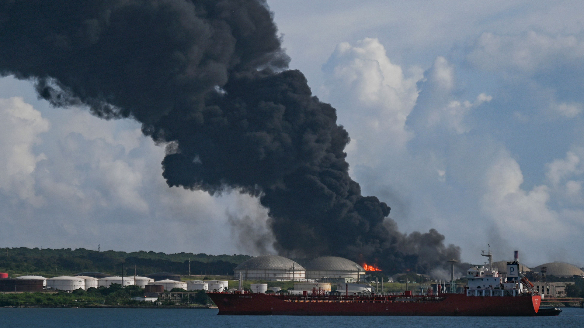 Schwarzer Rauch von einem brennenden Öltank ist in Matanzas, Kuba, zu sehen | AFP