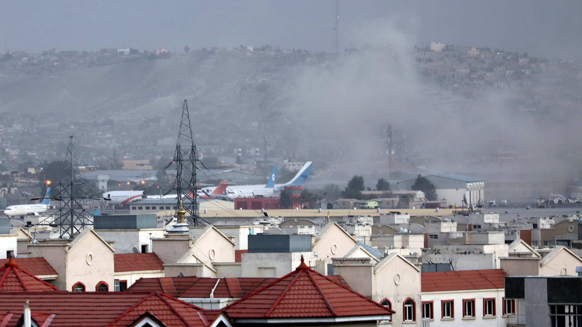 Rauch von einer Explosion steigt vor dem Flughafen in Kabul auf.