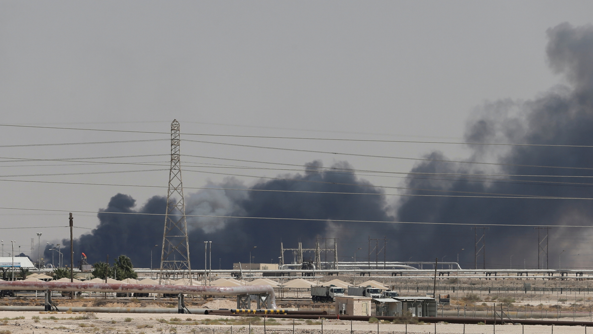 Rauchwolken über der brennenden Raffinerie in Saudi-Arabien | REUTERS