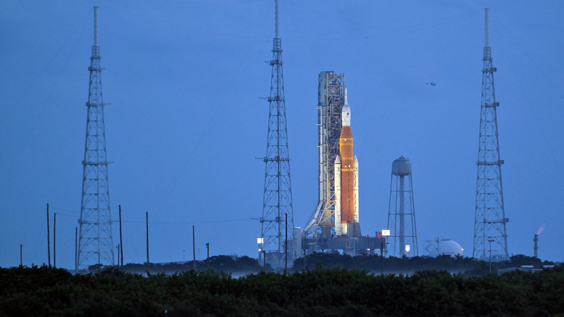 Die unbemannte Rakete der "Artemis I"-Mondexpedition steht auf der Startrampe des  Kennedy Space Center in Cape Canaveral.  | REUTERS