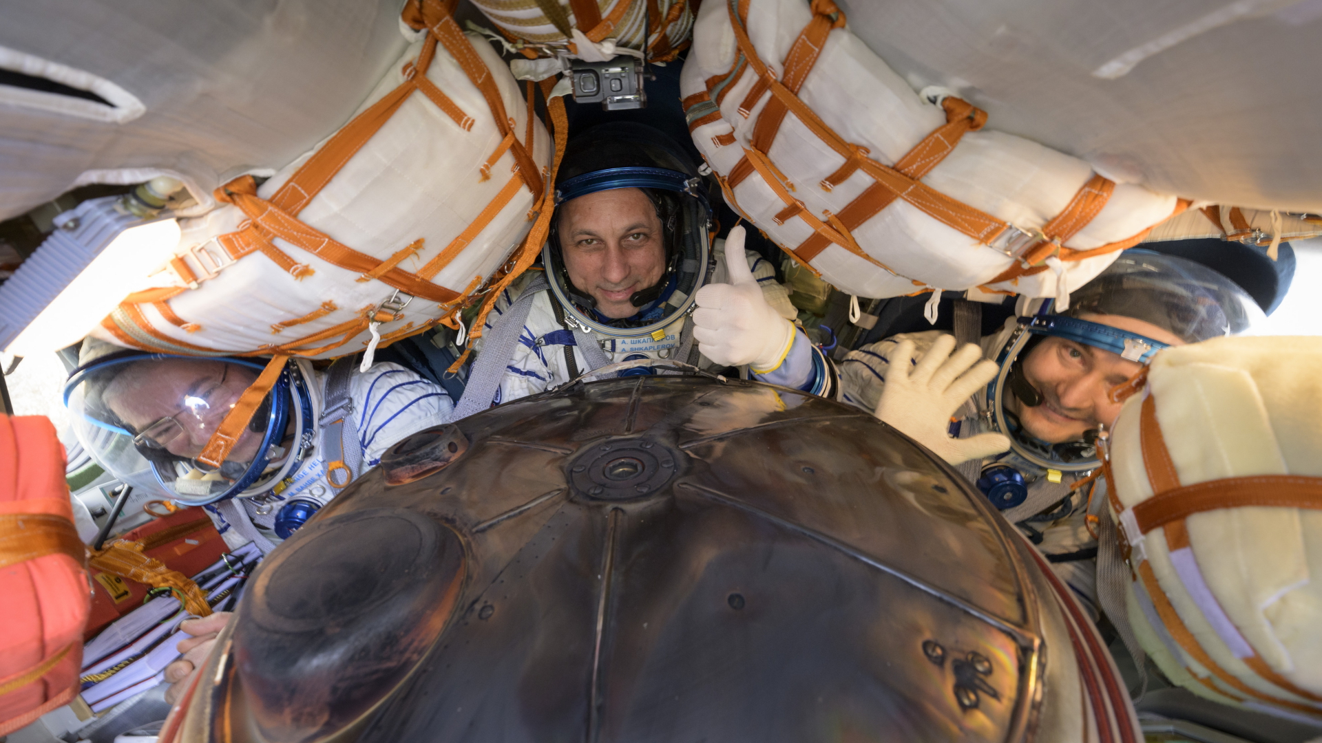 Die Besatzungsmitglieder Mark Vande Hei von der NASA (l-r) und die Kosmonauten Anton Schkaplerow und Pjotr Dubrow von Roscosmos sind im Inneren ihres Sojus MS-19-Raumschiffs zu sehen. | dpa