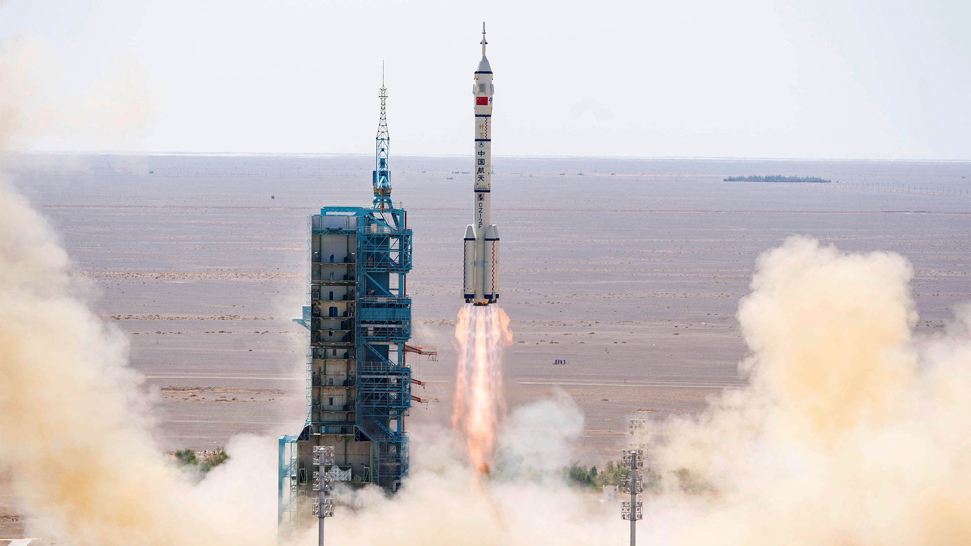 Das bemannte Raumschiff "Shenzhou-14" startet auf einer Trägerrakete vom Jiuquan Satellite Launch Center im Nordwesten Chinas. | dpa