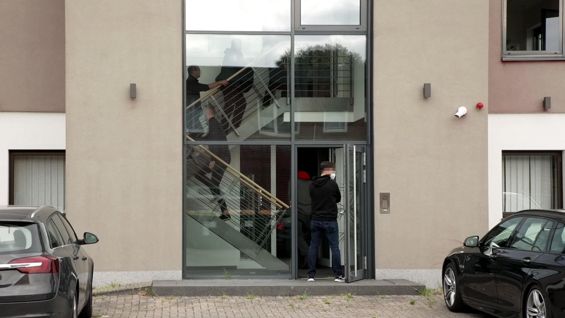 Zoll-Mitarbeiter in einem Treppenhaus | NDR/Isabel Ströh
