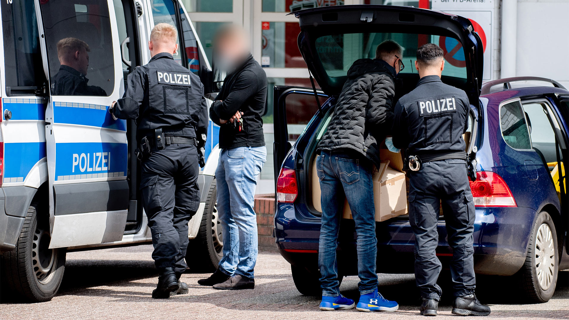 Ermittlungsbeamte der Polizei in Niedersachsen bei einer Durchsuchung | picture alliance/dpa