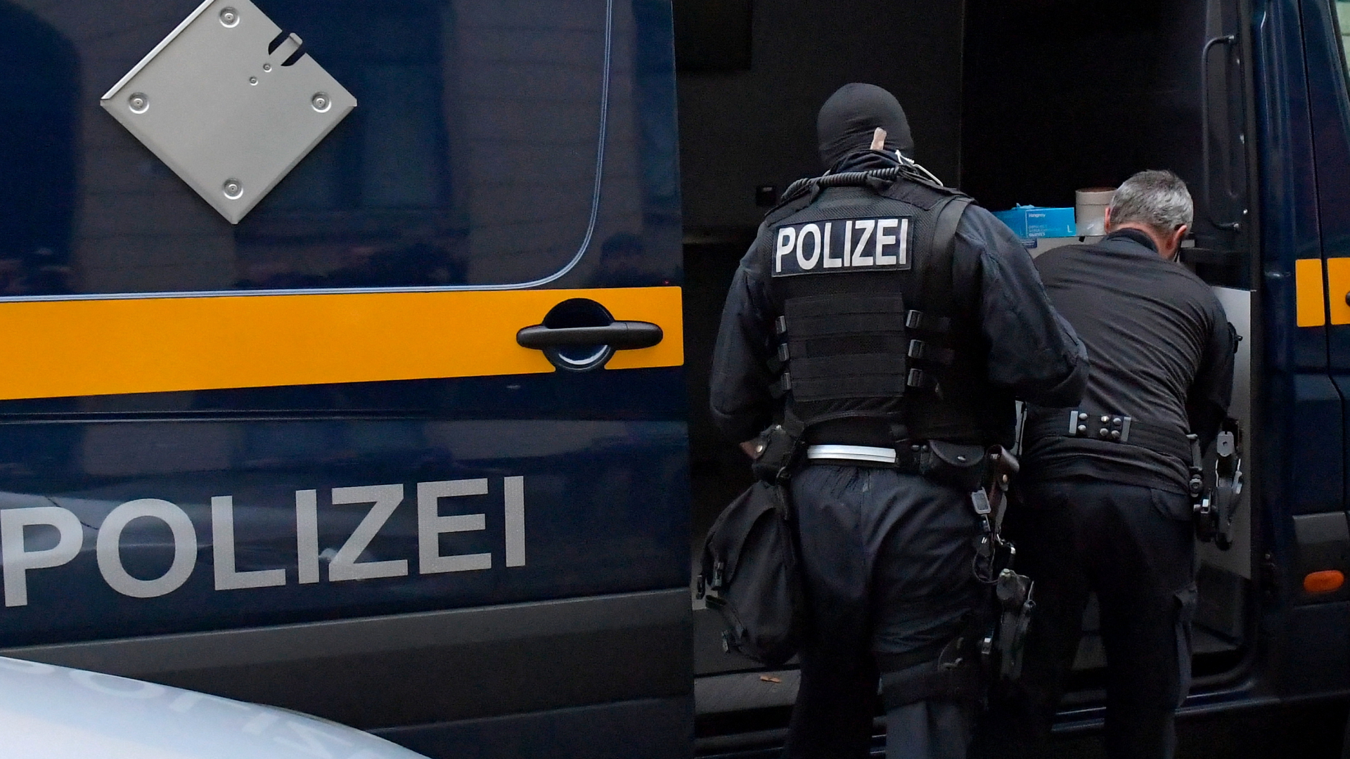 Polizeibeamte bei Durchsuchungen in Dresden | REUTERS