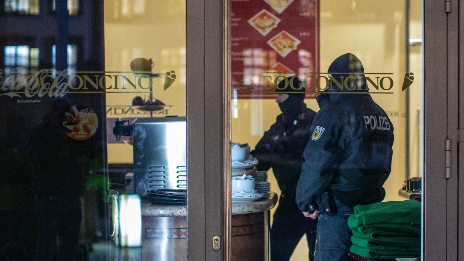 Polizisten in einem Cafe in Duisburg | dpa