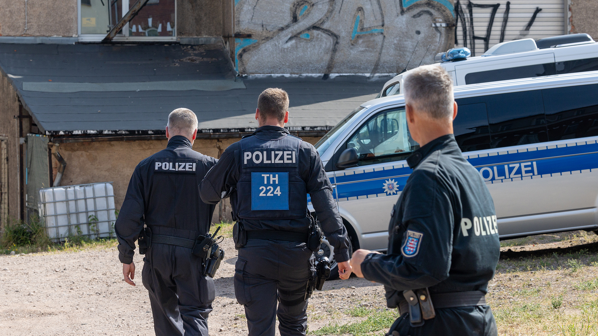 Polizisten durchsuchen bei einer Razzia ein Fabrikgebäude in Gotha (Thüringen). | dpa