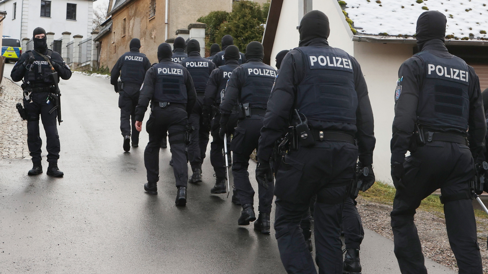 Beamte der Polizei bei einer Razzia im thüringischen Saaldorf, die sich im Dezember 2022 gegen die Reichsbürger-Szene richtet.