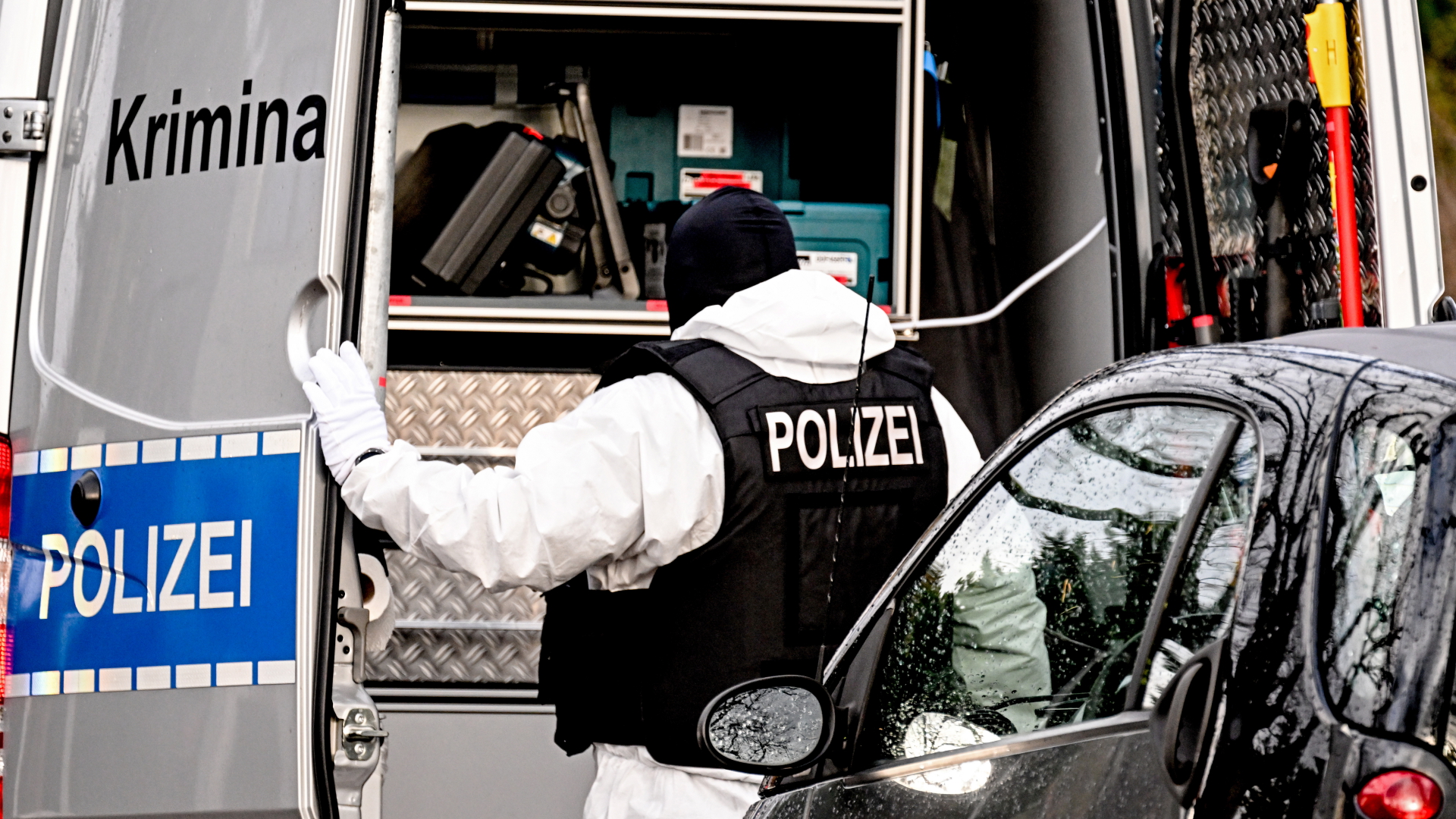 Ein Polizist während der Razzia gegen eine mutmaßliche Terrorgruppe der "Reichsbürger". | EPA