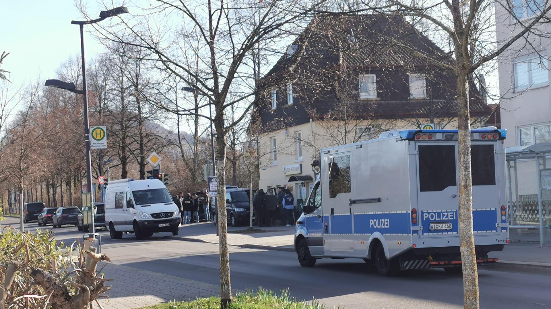 Polizeifahrzeuge stehen in einer Straße in Reutlingen.