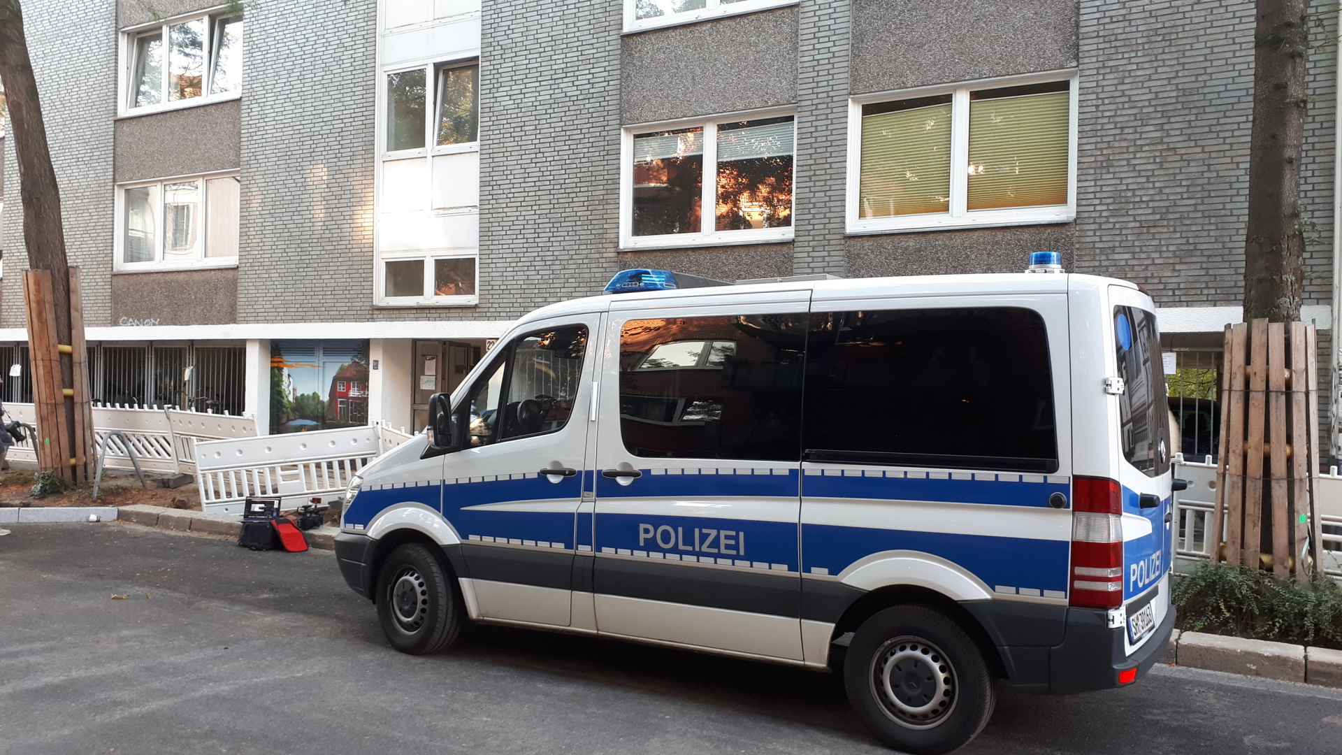 Ein Polizeifahrzeug steht vor einem Hamburger Wohnhaus. | dpa