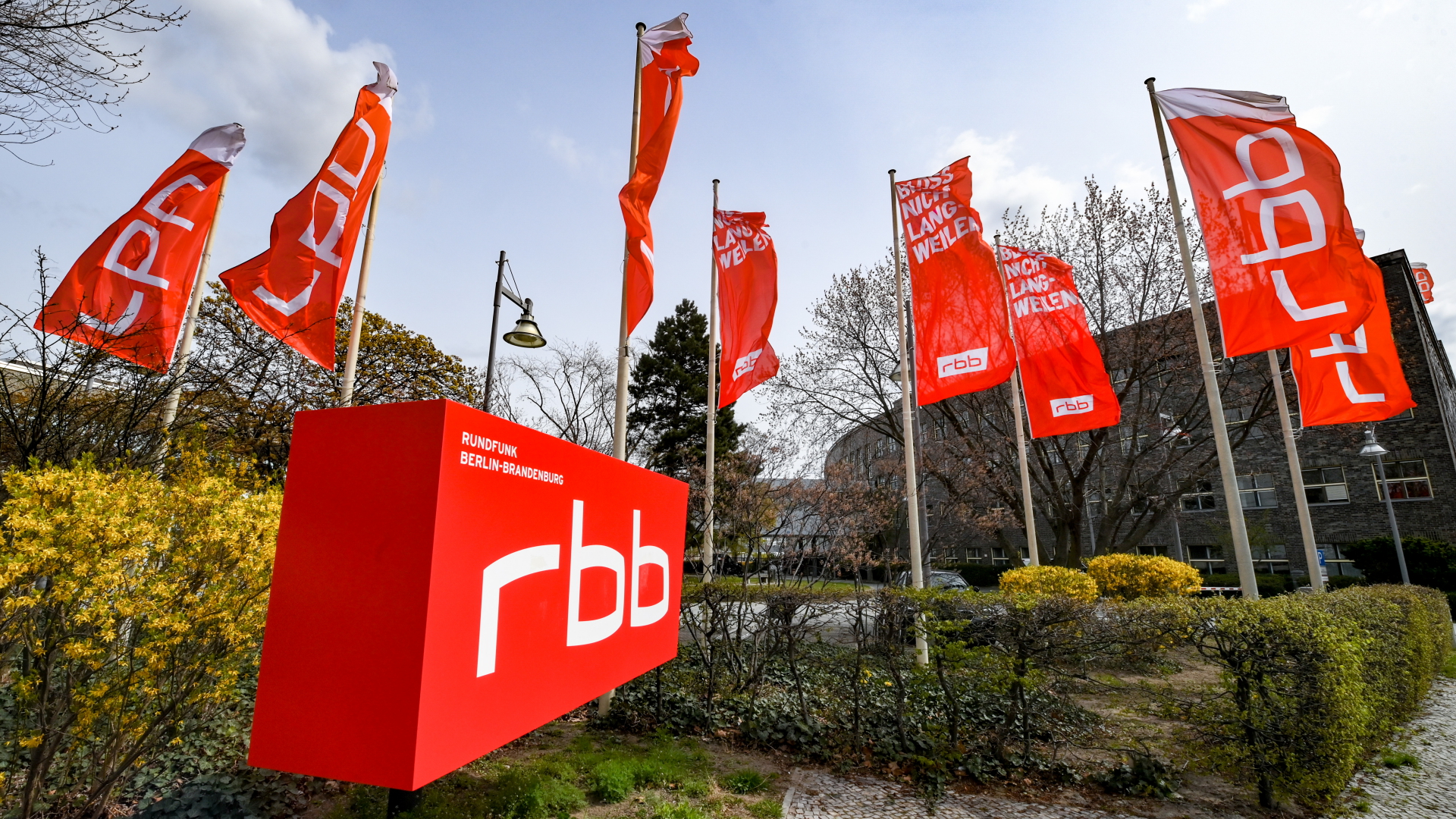 RBB-Logo auf einem Schild und Fahnen | dpa