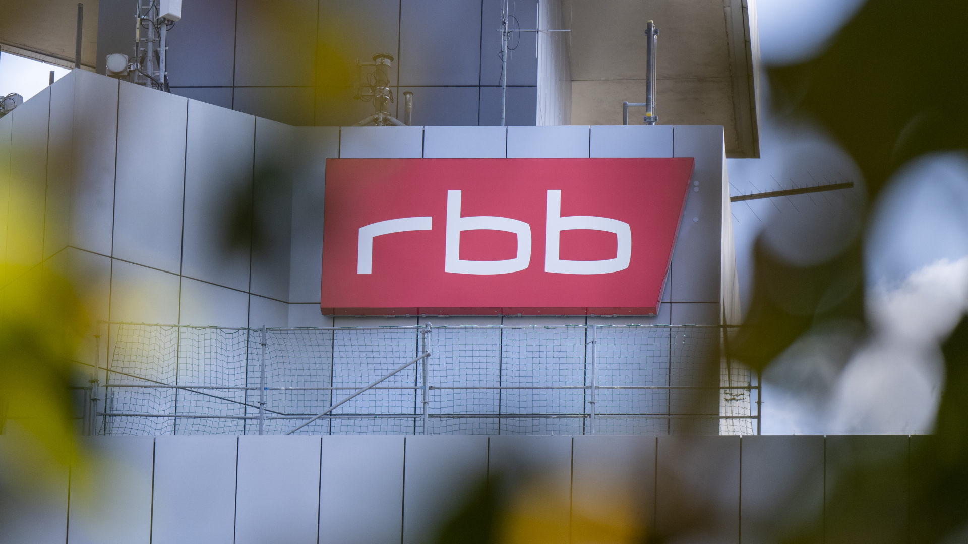 RBB-Logo an einer Hausfassade | dpa