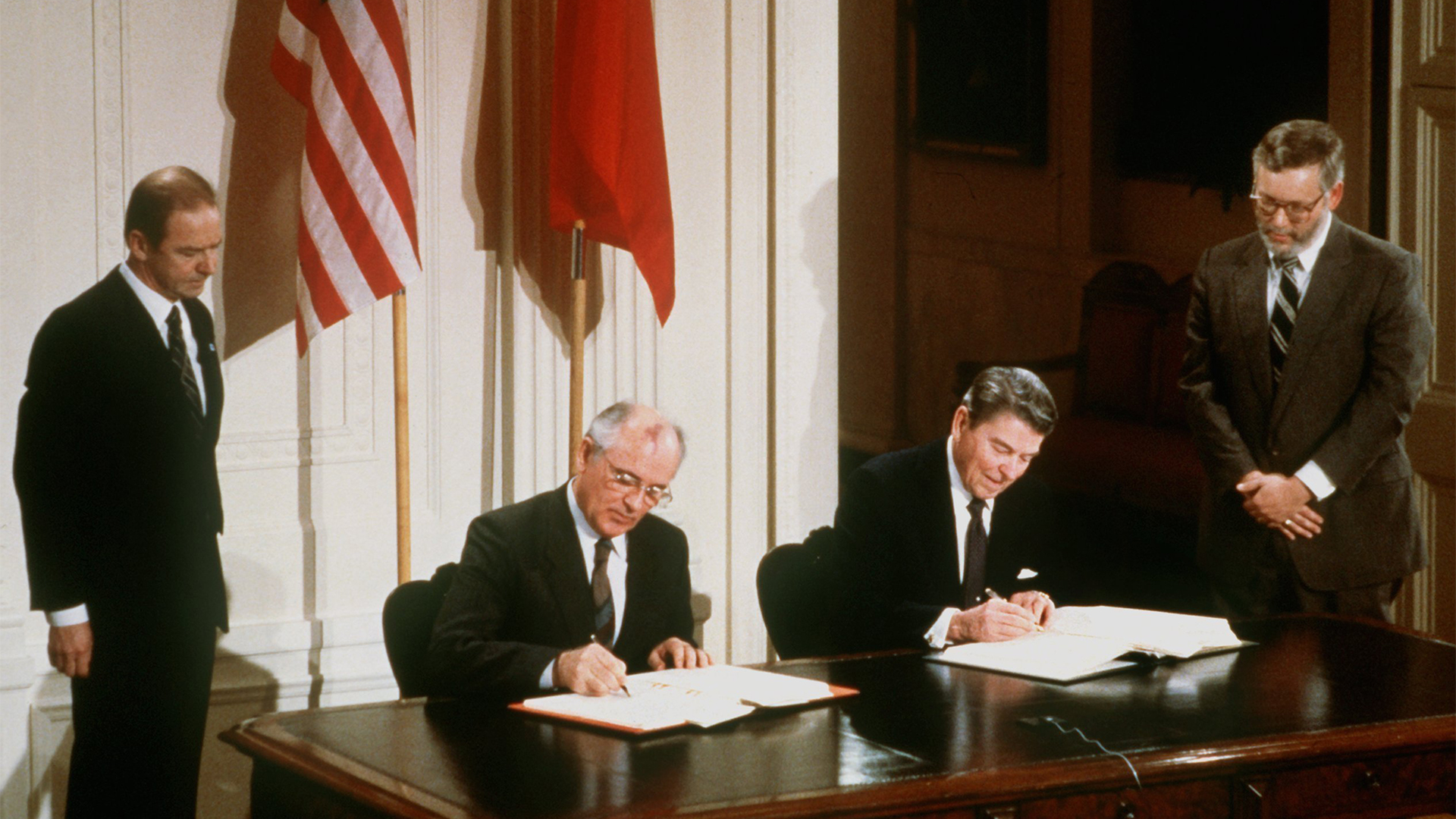 US-Präsident Ronald Reagan und der Generalsekretär der KPdSU Michail Gorbatschow unterzeichnen in Washington den INF-Vertrag (8.12.1987) | picture alliance/dpa